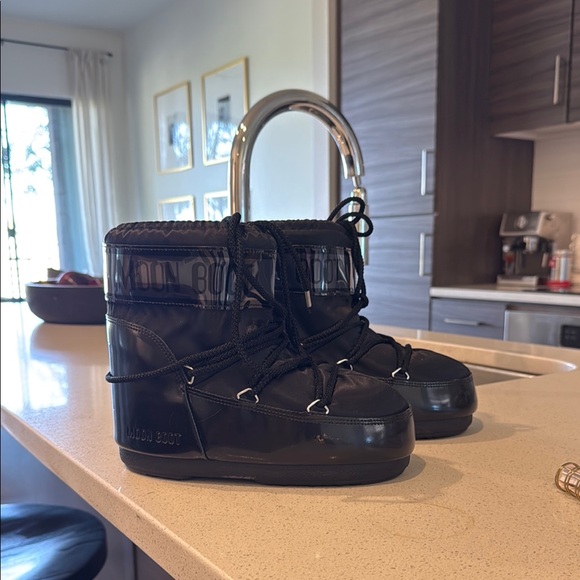 Moon Boot Classic Black Snow Boots - Picture 1 of 3